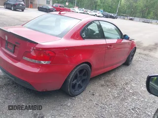 2008 BMW 1 Series 135i z VIN WBAUC73508VF24711, wystawiony jako IAAI lot #42279255 z przebiegiem 131 909 mil mil oraz . Historia ofert i sprzedaży dostępna na DreamBid. Obrazek 4.