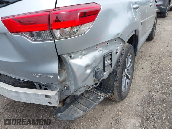 2019 Toyota Highlander SE z VIN 5TDJZRFH8KS727883, wystawiony jako IAAI lot #41882956 z przebiegiem 56 043 mil mil oraz . Historia ofert i sprzedaży dostępna na DreamBid. Obrazek 21.