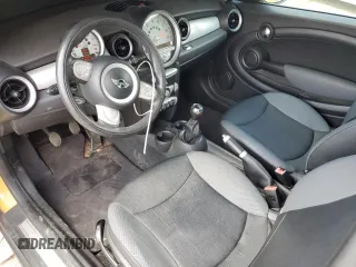 2008 MINI Hardtop z VIN WMWMF33568TU66807, wystawiony jako Copart lot #58900645 z przebiegiem 118 623 mil mil oraz Czysty tytuł • Clean title. Historia ofert i sprzedaży dostępna na DreamBid. Obrazek 8.