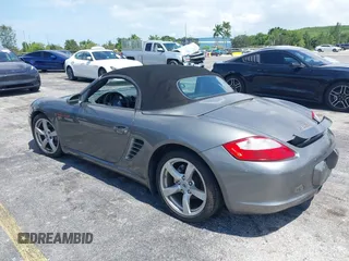 2007 Porsche Boxster z VIN WP0CA29877U710966, wystawiony jako IAAI lot #39794748 z przebiegiem 147 803 mil mil oraz . Historia ofert i sprzedaży dostępna na DreamBid. Obrazek 3.