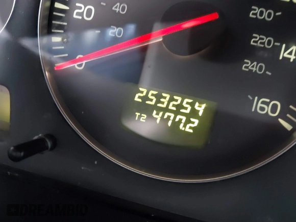 2006 Volvo V70 2.4L with VIN YV1SW640X62590834, listed as a IAAI auction lot 41113922 with 253,254 mi miles. Bid and sale history available at carsss.com. Image 15.