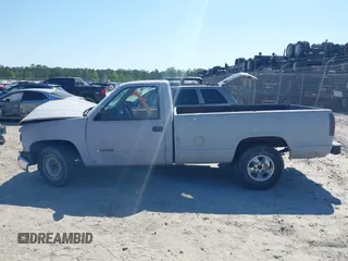 1988 Chevrolet Silverado 2500 z VIN 1GCFC24H4JZ186099, wystawiony jako IAAI lot #42067699 z przebiegiem 174 023 mil mil oraz . Historia ofert i sprzedaży dostępna na DreamBid. Obrazek 14.