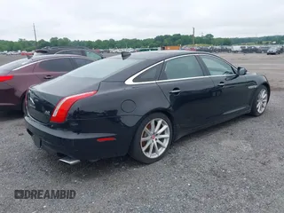 2016 Jaguar XJ Portfolio z VIN SAJWJ2GD0G8V97045, wystawiony jako IAAI lot #42410272 z przebiegiem 101 116 mil mil oraz . Historia ofert i sprzedaży dostępna na DreamBid. Obrazek 4.