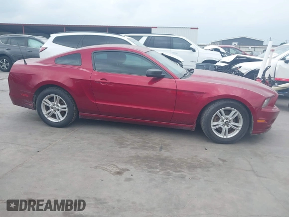 2014 Ford Mustang V6 z VIN 1ZVBP8AM3E5332204, wystawiony jako IAAI lot #42170138 z przebiegiem 112 105 mil mil oraz . Historia ofert i sprzedaży dostępna na DreamBid. Obrazek 13.