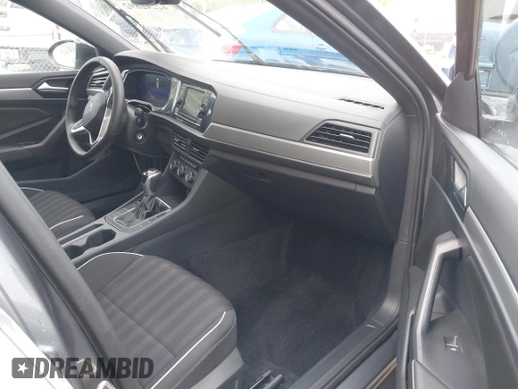 2024 Volkswagen Jetta Sport z VIN 3VWBM7BUXRM034024, wystawiony jako IAAI lot #42242892 z przebiegiem 7 996 mil mil oraz . Historia ofert i sprzedaży dostępna na DreamBid. Obrazek 5.