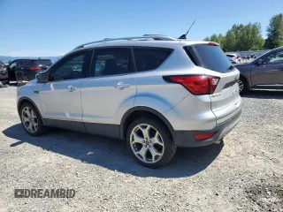 2019 Ford Escape Titanium z VIN 1FMCU0J92KUB62184, wystawiony jako Copart lot #63027765 z przebiegiem 136 005 mil mil oraz Czysty tytuł • Clean title. Historia ofert i sprzedaży dostępna na DreamBid. Obrazek 2.