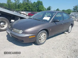 1998 Saturn SL z VIN 1G8ZJ5276WZ291081, wystawiony jako IAAI lot #42632567 z przebiegiem 238 130 mil mil oraz . Historia ofert i sprzedaży dostępna na DreamBid. Obrazek 2.