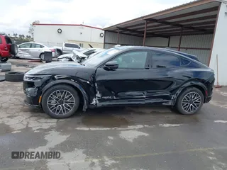 2024 Ford Mustang Mach-E Premium z VIN 3FMTK3R76RMA13687, wystawiony jako IAAI lot #42129796 z przebiegiem Nie podano mil oraz . Historia ofert i sprzedaży dostępna na DreamBid. Obrazek 6.