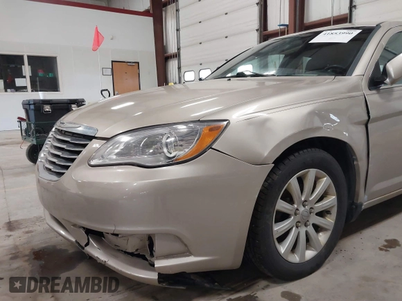 2014 Chrysler 200 Touring z VIN 1C3CCBBBXEN231601, wystawiony jako IAAI lot #41853990 z przebiegiem 169 411 mil mil oraz . Historia ofert i sprzedaży dostępna na DreamBid. Obrazek 16.
