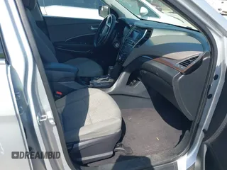 2018 Hyundai Santa Fe 2.4L z VIN 5XYZTDLB9JG513584, wystawiony jako IAAI lot #42031291 z przebiegiem 131 109 mil mil oraz . Historia ofert i sprzedaży dostępna na DreamBid. Obrazek 5.