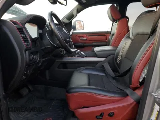 2019 Ram 1500 Rebel z VIN 1C6SRFLT2KN698535, wystawiony jako Copart lot #81854214 z przebiegiem 61 586 mil mil oraz Czysty tytuł • Clean title. Historia ofert i sprzedaży dostępna na DreamBid. Obrazek 7.