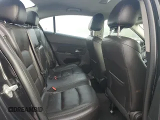 2014 Chevrolet Cruze 2LT z VIN 1G1PE5SB5E7335600, wystawiony jako Copart lot #52023225 z przebiegiem Nie podano mil oraz Szkoda całkowita • Salvage title. Historia ofert i sprzedaży dostępna na DreamBid. Obrazek 10.