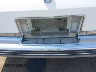 1984 Cadillac DeVille z VIN 1G6AM4784E9070781, wystawiony jako IAAI lot #42322274 z przebiegiem 126 933 mil mil oraz . Historia ofert i sprzedaży dostępna na DreamBid. Obrazek 12.