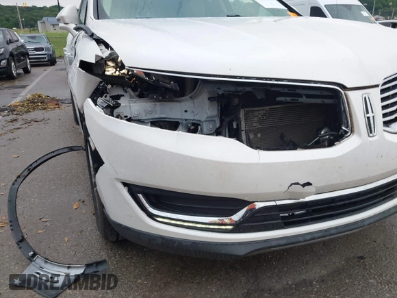 2016 Lincoln MKX Select z VIN 2LMPJ6KR1GBL37294, wystawiony jako IAAI lot #42422681 z przebiegiem 103 505 mil mil oraz . Historia ofert i sprzedaży dostępna na DreamBid. Obrazek 6.