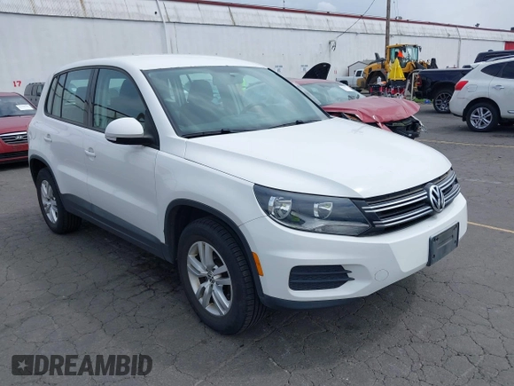 2012 Volkswagen Tiguan S z VIN WVGBV7AX8CW567505, wystawiony jako IAAI lot #42311708 z przebiegiem 127 566 mil mil oraz . Historia ofert i sprzedaży dostępna na DreamBid. Obrazek 1.
