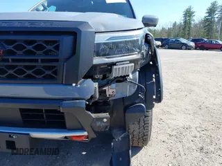 2022 Nissan Frontier SV z VIN 1N6ED1EKXNN659026, wystawiony jako IAAI lot #42050476 z przebiegiem 26 183 mil mil oraz . Historia ofert i sprzedaży dostępna na DreamBid. Obrazek 18.