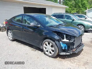 2013 Hyundai Elantra GLS z VIN KMHDH4AE9DU635109, wystawiony jako IAAI lot #42215672 z przebiegiem 133 975 mil mil oraz . Historia ofert i sprzedaży dostępna na DreamBid. Obrazek 1.