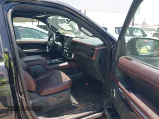 2023 Ford Expedition Limited z VIN 1FMJU1K8XPEA59096, wystawiony jako IAAI lot #42552665 z przebiegiem 59 097 mil mil oraz . Historia ofert i sprzedaży dostępna na DreamBid. Obrazek 5.