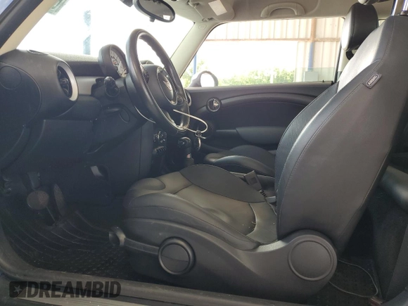 2011 MINI Hardtop with VIN WMWSU3C52BT252207, listed as a Copart auction lot 62735905 with 121,121 mi miles and Salvage title. Bid and sale history available at DreamBid. Image 7.