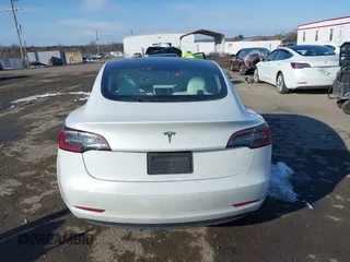 2023 Tesla Model 3 z VIN 5YJ3E1EA4PF505850, wystawiony jako IAAI lot #41310597 z przebiegiem 70 211 mil mil oraz . Historia ofert i sprzedaży dostępna na DreamBid. Obrazek 16.