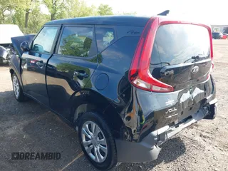 2020 Kia Soul LX z VIN KNDJ23AU7L7045790, wystawiony jako IAAI lot #42193476 z przebiegiem 48 150 mil mil oraz . Historia ofert i sprzedaży dostępna na DreamBid. Obrazek 3.