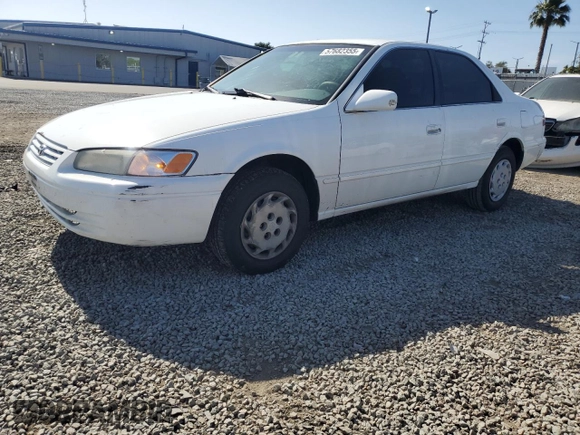 1997 Toyota Camry LE z VIN JT2BG22K4V0077954, wystawiony jako Copart lot #57682355 z przebiegiem 254 596 mil mil oraz Szkoda całkowita • Salvage title. Historia ofert i sprzedaży dostępna na DreamBid. Obrazek 1.