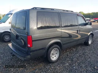 1994 Chevrolet Astro with VIN 1GNDM19Z5RB122102, listed as a IAAI auction lot 42011683 with 286,157 mi miles. Bid and sale history available at carsss.com. Image 4.