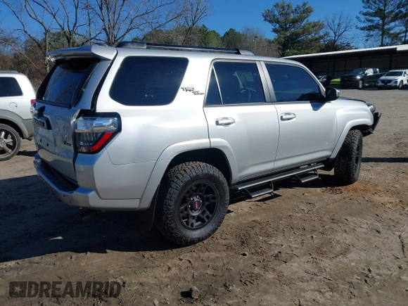 2024 Toyota 4Runner TRD Off Road z VIN JTERU5JR6R6255876, wystawiony jako IAAI lot #41281427 z przebiegiem 11 474 mil mil oraz . Historia ofert i sprzedaży dostępna na DreamBid. Obrazek 4.