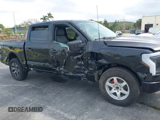 2023 Ford F-150 Lightning Pro z VIN 1FTVW1ELXPWG15885, wystawiony jako IAAI lot #41631871 z przebiegiem 88 151 mil mil oraz . Historia ofert i sprzedaży dostępna na DreamBid. Obrazek 6.