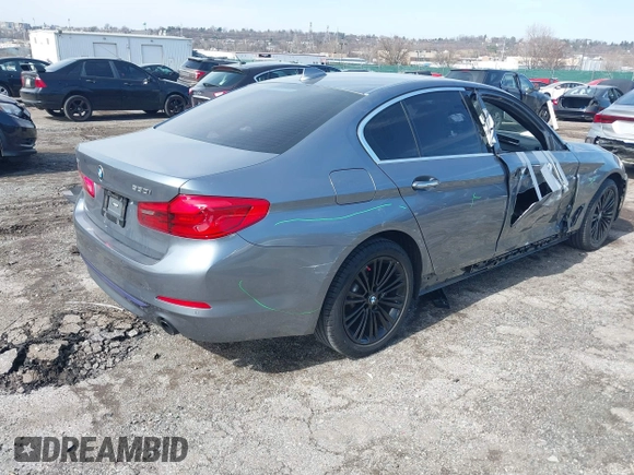 2018 BMW 5 Series 530i xDrive z VIN WBAJA7C59JWC74703, wystawiony jako IAAI lot #41811761 z przebiegiem 54 649 mil mil oraz . Historia ofert i sprzedaży dostępna na DreamBid. Obrazek 4.