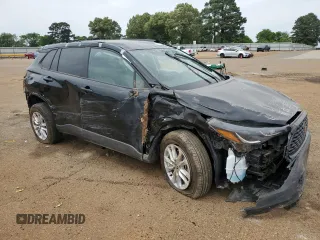 2022 Toyota Corolla Cross LE z VIN 7MUCAAAG9NV024206, wystawiony jako Copart lot #53733855 z przebiegiem 5610 mil mil oraz Szkody całkowita. Historia ofert i sprzedaży dostępna na DreamBid. Obrazek 4.