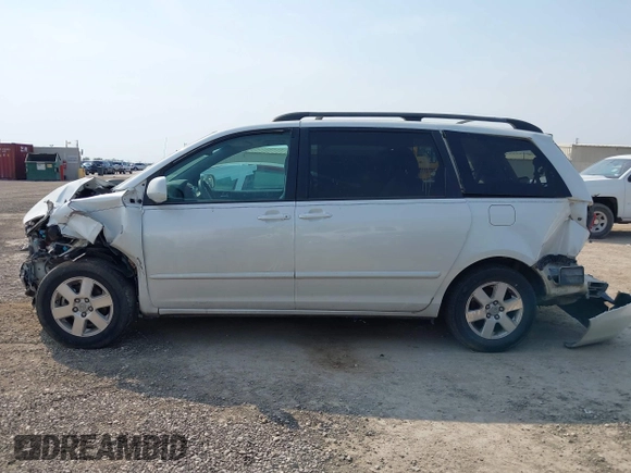 2010 Toyota Sienna XLE z VIN 5TDYK4CC2AS325645, wystawiony jako IAAI lot #42145624 z przebiegiem 202 868 mil mil oraz . Historia ofert i sprzedaży dostępna na DreamBid. Obrazek 15.