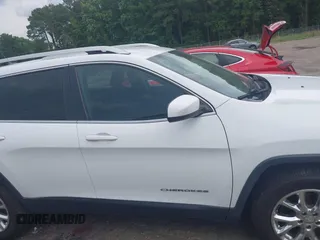 2016 Jeep Cherokee Latitude z VIN 1C4PJMCB3GW237461, wystawiony jako IAAI lot #42495278 z przebiegiem 102 417 mil mil oraz . Historia ofert i sprzedaży dostępna na DreamBid. Obrazek 14.