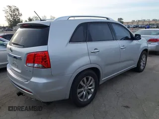 2013 Kia Sorento SX z VIN 5XYKW4A27DG380954, wystawiony jako IAAI lot #41932872 z przebiegiem 183 599 mil mil oraz . Historia ofert i sprzedaży dostępna na DreamBid. Obrazek 4.