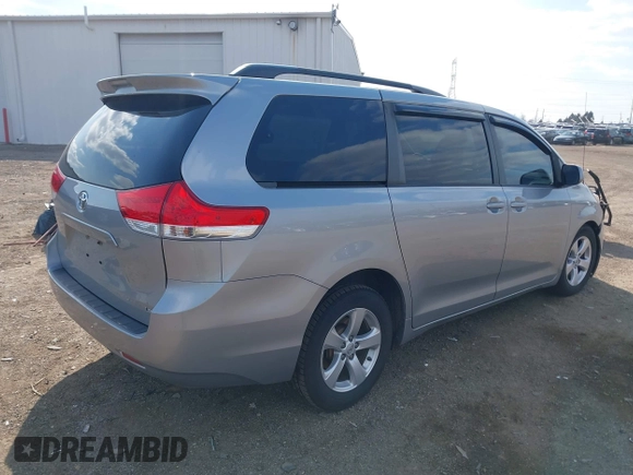 2014 Toyota Sienna LE AAS z VIN 5TDKK3DC9ES454227, wystawiony jako IAAI lot #42030131 z przebiegiem 107 392 mil mil oraz . Historia ofert i sprzedaży dostępna na DreamBid. Obrazek 4.