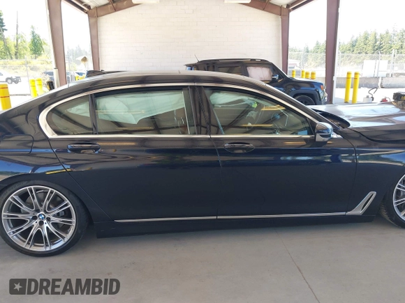 2017 BMW 7 Series 750i z VIN WBA7F0C59HGM21185, wystawiony jako IAAI lot #42360146 z przebiegiem Nie podano mil oraz . Historia ofert i sprzedaży dostępna na DreamBid. Obrazek 14.