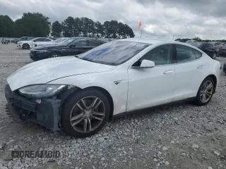 2014 Tesla Model S 60 z VIN 5YJSA1H13EFP30504, wystawiony jako Copart lot #58165995 z przebiegiem 67 607 mil mil oraz Szkoda całkowita • Salvage title. Historia ofert i sprzedaży dostępna na DreamBid. Obrazek 1.
