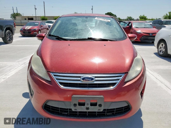 2013 Ford Fiesta SE z VIN 3FADP4BJXDM193759, wystawiony jako Copart lot #58230835 z przebiegiem 174 158 mil mil oraz Czysty tytuł • Clean title. Historia ofert i sprzedaży dostępna na DreamBid. Obrazek 5.