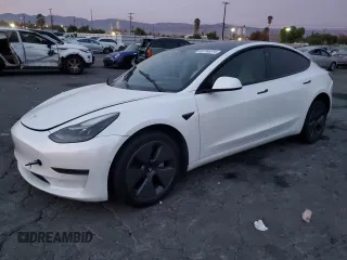 2022 Tesla Model 3 z VIN 5YJ3E1EA6NF237977, wystawiony jako Copart lot #84755374 z przebiegiem 54 645 mil mil oraz Szkoda całkowita • Salvage title. Historia ofert i sprzedaży dostępna na DreamBid. Obrazek 1.
