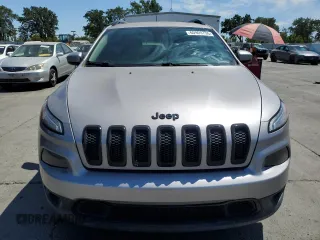 2018 Jeep Cherokee Latitude z VIN 1C4PJLCB2JD539935, wystawiony jako Copart lot #60900755 z przebiegiem 139 071 mil mil oraz Czysty tytuł • Clean title. Historia ofert i sprzedaży dostępna na DreamBid. Obrazek 5.