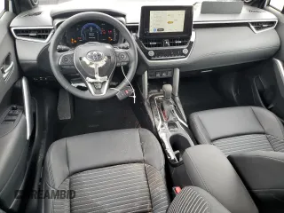 2025 Toyota Corolla Cross Hybrid S z VIN 7MUFBABG2SV063420, wystawiony jako Copart lot #57410955 z przebiegiem 2952 mil mil oraz Szkody całkowita. Historia ofert i sprzedaży dostępna na DreamBid. Obrazek 8.