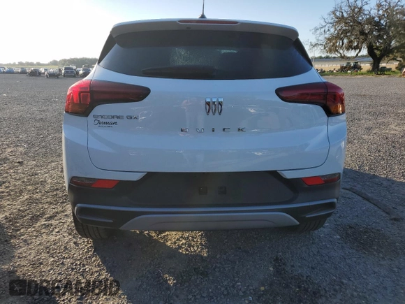 2024 Buick Encore GX Preferred z VIN KL4AMBS29RB091333, wystawiony jako Copart lot #64447795 z przebiegiem 1 575 mil mil oraz Szkoda całkowita • Salvage title. Historia ofert i sprzedaży dostępna na DreamBid. Obrazek 6.