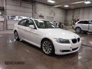 2011 BMW 3 Series 328i z VIN WBAPH5G57BNM82328, wystawiony jako IAAI lot #42130819 z przebiegiem 117 047 mil mil oraz . Historia ofert i sprzedaży dostępna na DreamBid. Obrazek 1.