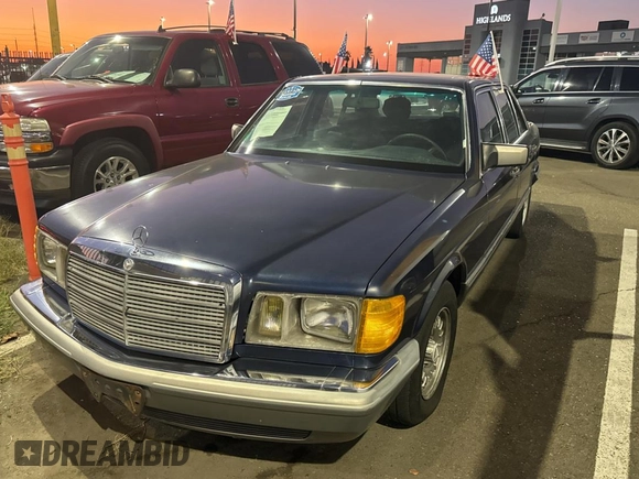 1984 Mercedes-Benz 500 z VIN WDBCA37A9EA027109, wystawiony jako Copart lot #74401344 z przebiegiem 137 953 mil mil oraz Tytuł czysty. Historia ofert i sprzedaży dostępna na DreamBid. Obrazek 2.