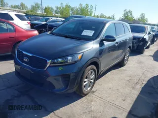 2020 Kia Sorento LX z VIN 5XYPGDA37LG658455, wystawiony jako IAAI lot #42232301 z przebiegiem 43 666 mil mil oraz . Historia ofert i sprzedaży dostępna na DreamBid. Obrazek 2.