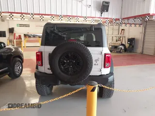 2022 Ford Bronco z VIN 1FMDE5BH1NLB16280, wystawiony jako IAAI lot #42440295 z przebiegiem 37 738 mil mil oraz . Historia ofert i sprzedaży dostępna na DreamBid. Obrazek 16.