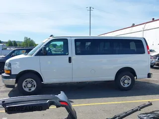 2020 Chevrolet Express Passenger z VIN 1GAWGFFGXL1155840, wystawiony jako IAAI lot #42207765 z przebiegiem 72 439 mil mil oraz . Historia ofert i sprzedaży dostępna na DreamBid. Obrazek 14.