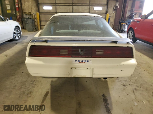 1984 Pontiac Firebird z VIN 1G2AS87H8EL260830, wystawiony jako Copart lot #84198714 z przebiegiem 95 966 mil mil oraz Szkoda całkowita • Salvage title. Historia ofert i sprzedaży dostępna na DreamBid. Obrazek 6.