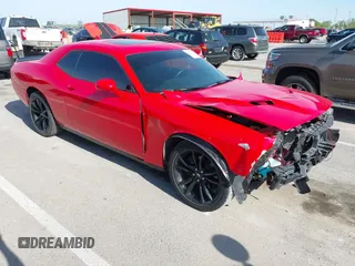 2018 Dodge Challenger SXT z VIN 2C3CDZAG1JH322357, wystawiony jako IAAI lot #42064088 z przebiegiem 152 337 mil mil oraz . Historia ofert i sprzedaży dostępna na DreamBid. Obrazek 1.