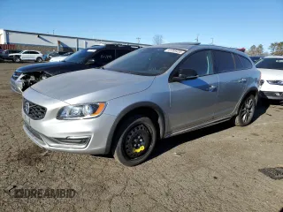 2015 Volvo V60 Cross Country T5 with VIN YV4612HK6F1001548, listed as a Copart auction lot 41398435 with 65,524 mi miles and Salvage Title. Bid and sale history available at carsss.com. Image 1.